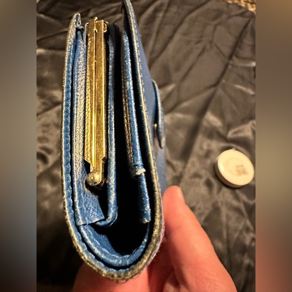 Louis Vuitton Blue EPI wallet. Kisslock coin area Authenticate. View pictures - Picture 12 of 16